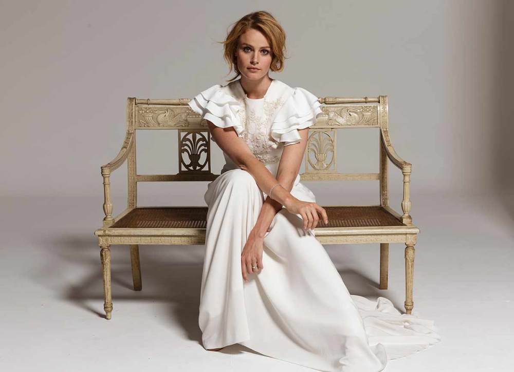 Vestido-de-novia-Basaldua-en-crepe-y-manga-con-volantes-2